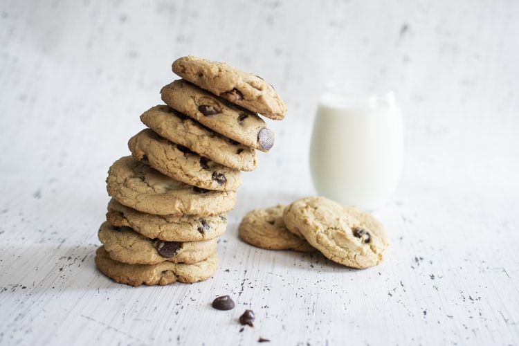 Pilha de cookies veganos com um copo de leite