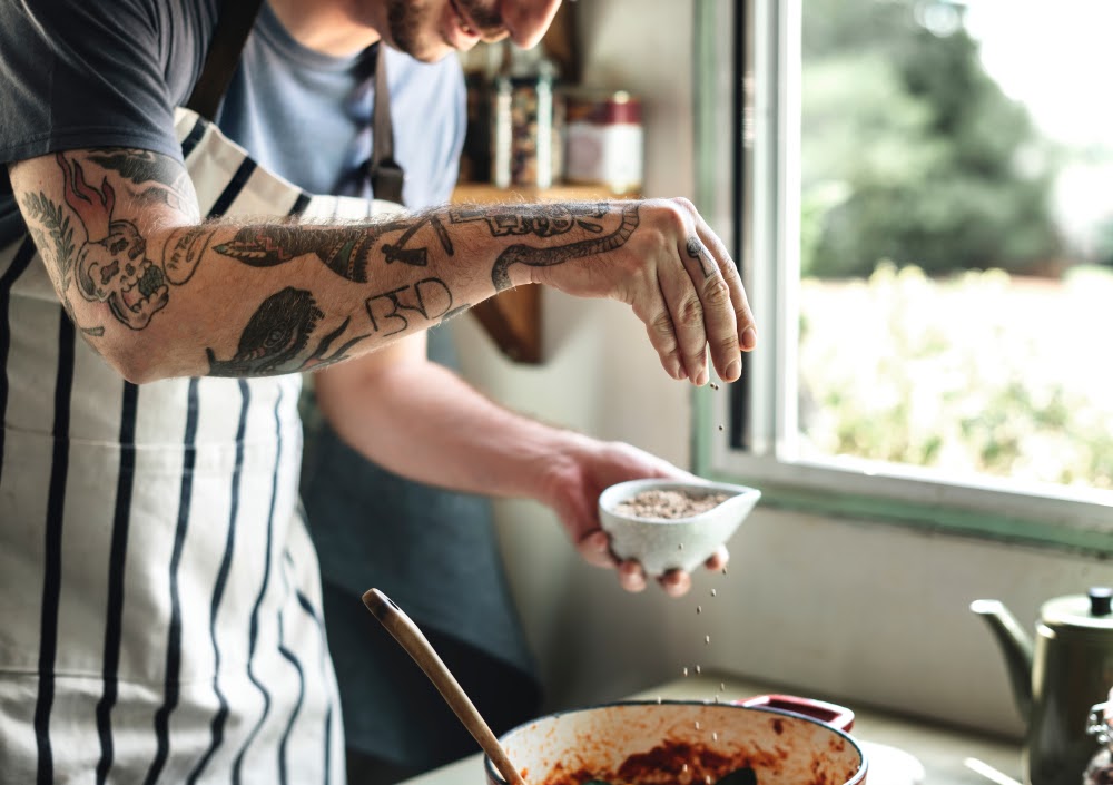 homem preparando receitas com pasta de amendoim