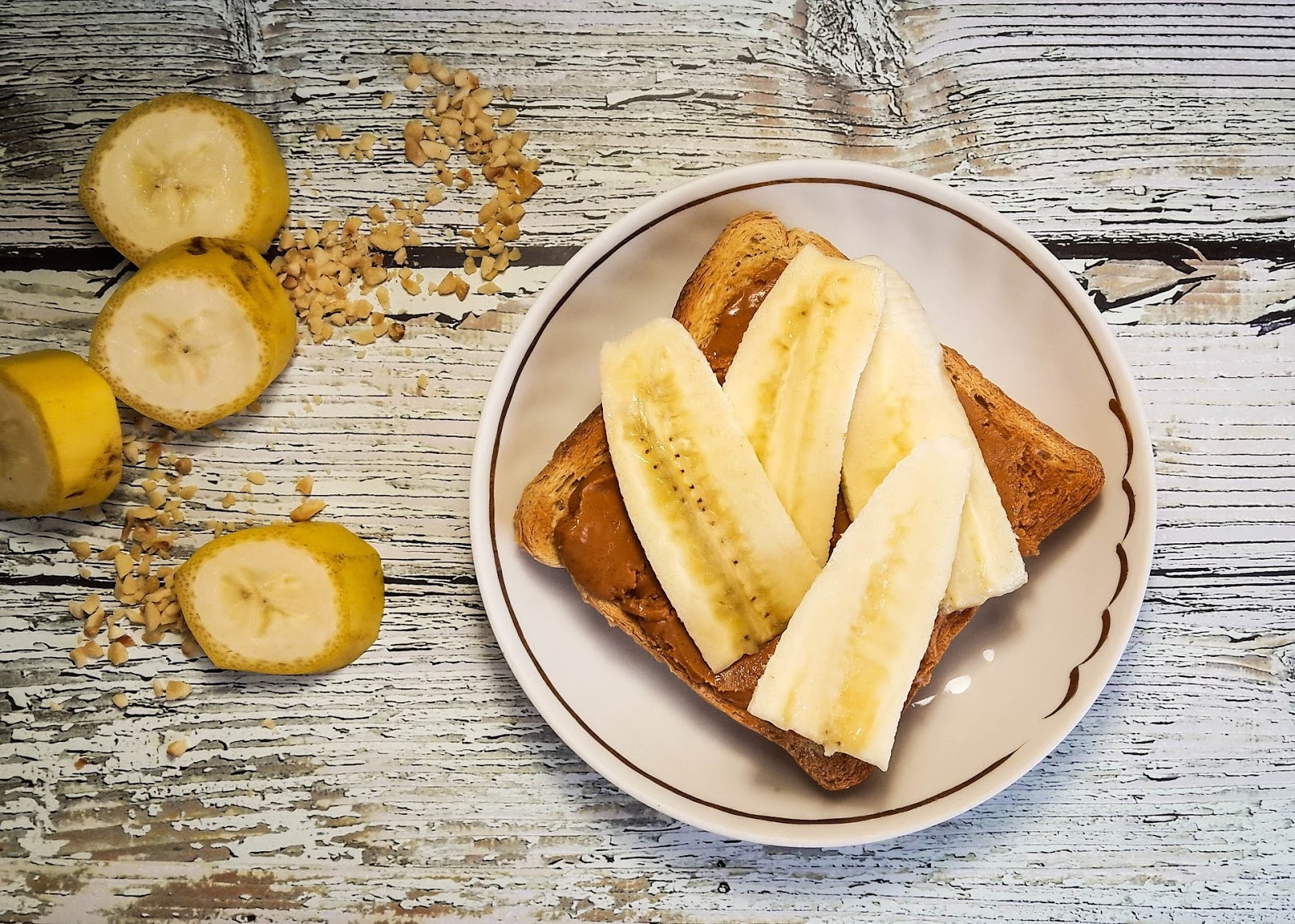 torrada de banana com pasta de amendoim
