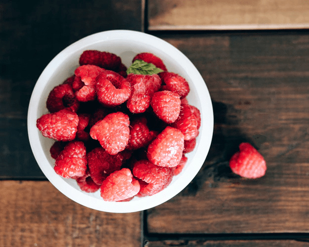 diferença entre vegano e vegetariano vasilha com frutas vermelhas