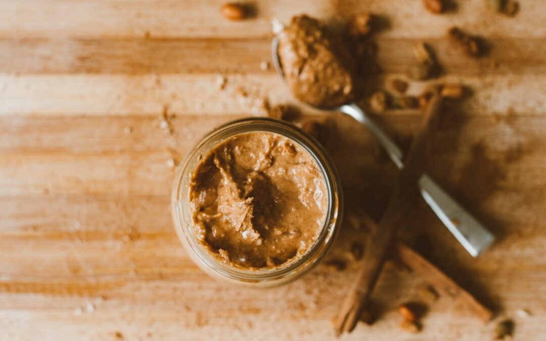 Pasta de Amendoim Vegana: 5 Benefícios e Como Comer!
