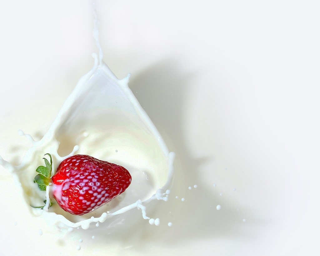 Foto de leite e morango ilustração para ingredientes de vitamina com pasta de amendoim e morango