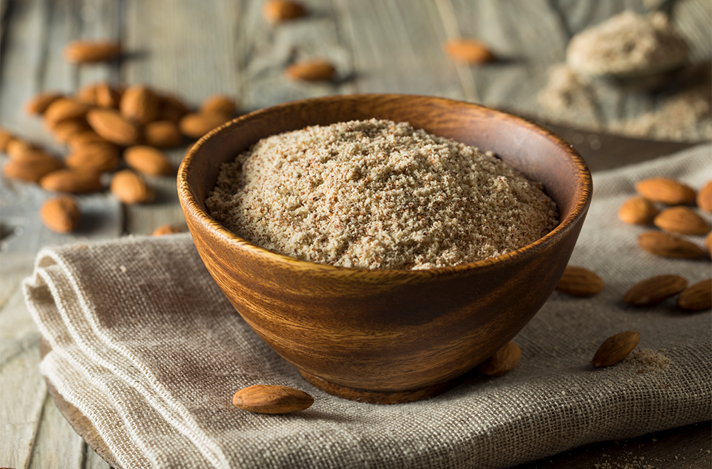 7 motivos para inserir a farinha de amêndoas na alimentação e como usá-la