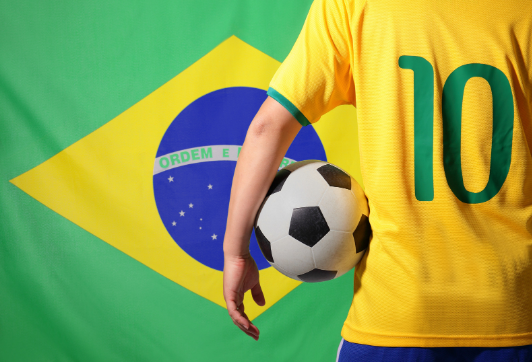 Jogador número 10 do Brasil de costas com a bandeira do país de fundo